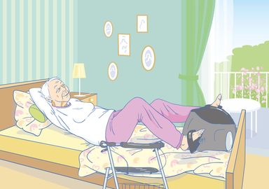 Liege-Ergometer, Radeln im Liegen, Kreislauf, Muskelkräftigung, Beine, Bett, Seniorenheim, alte Frau, Alter, Oma, Bwegung